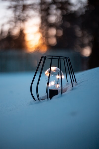 白天在积雪覆盖的地面上有透明的玻璃球